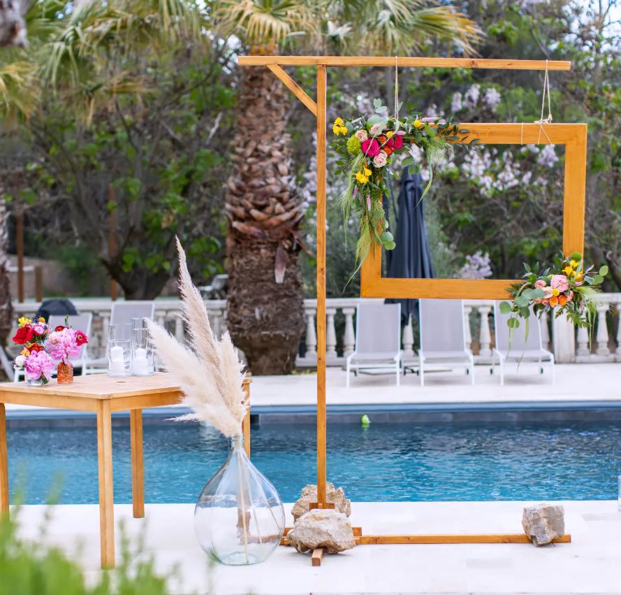 Décor floral au bord de la piscine du Mas Louga